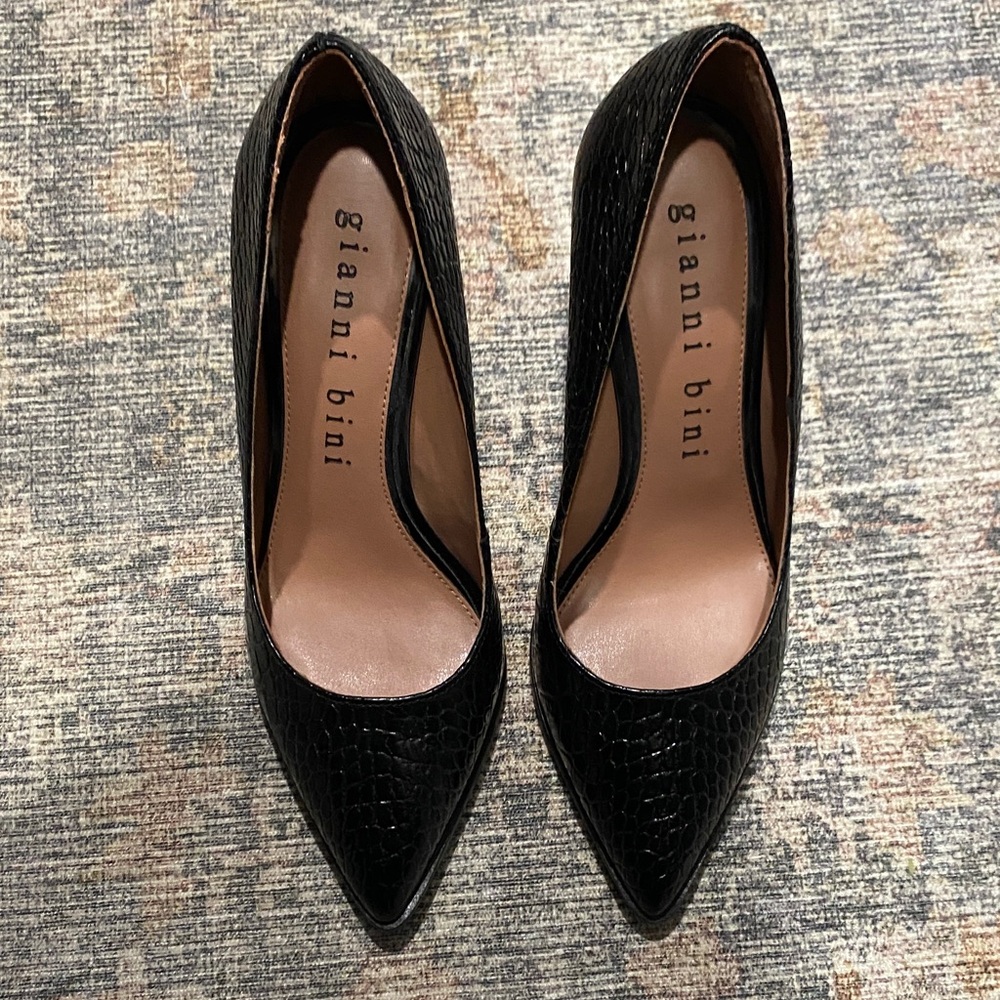 Gianni Bini Black Textured Heels size 7 like new
